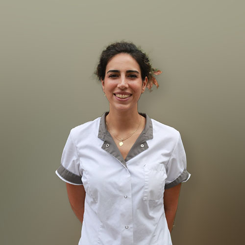 Tania, werkzaam bij Tandheelkundig Centrum Nederland, lachend