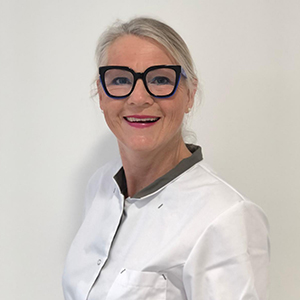 Tineke, werkzaam bij Tandheelkundig Centrum Nederland, lachend