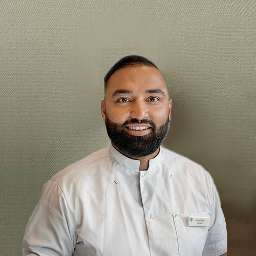 Omar, werkzaam bij Tandheelkundig Centrum Nederland, lachend
