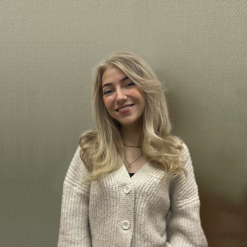 Sanne, werkzaam bij Tandheelkundig Centrum Nederland, lachend