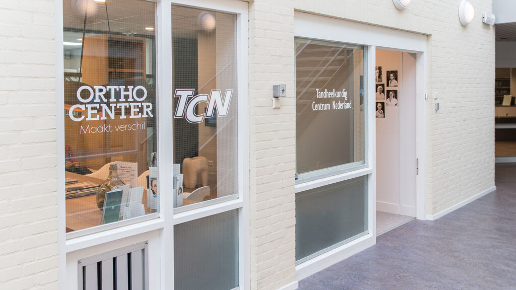 Gang en entree van Tandheelkundig Centrum Alkmaar Daalmeer met Ortho Center en TCN logo