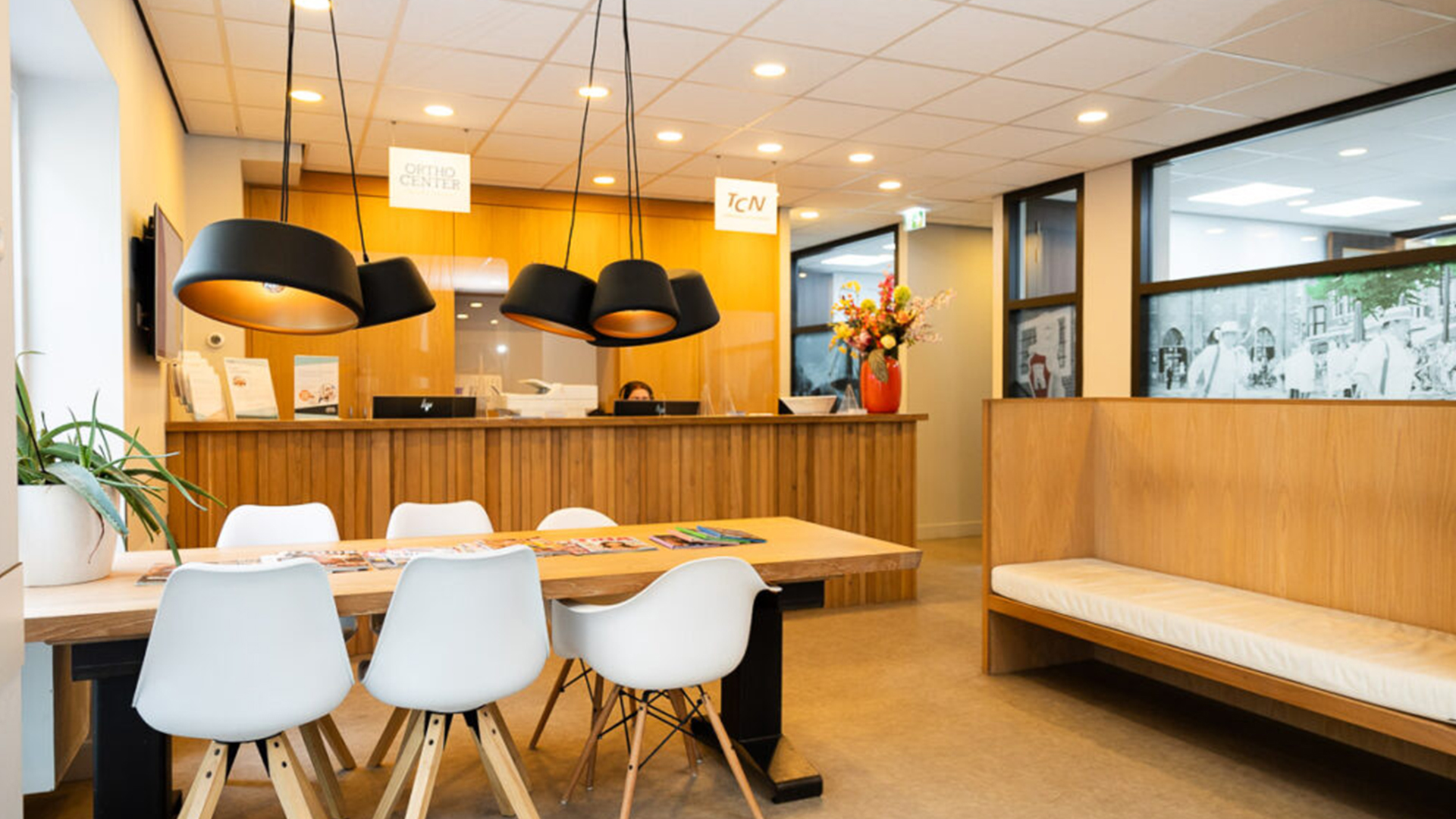 Wachtruimte en balie van Tandheelkundig Centrum Alkmaar Daalmeer