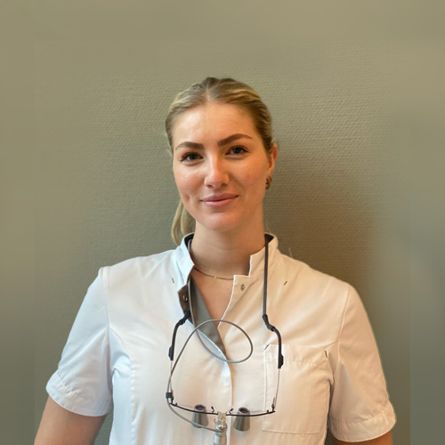 Anne, werkzaam bij Tandheelkundig Centrum Nederland, lachend