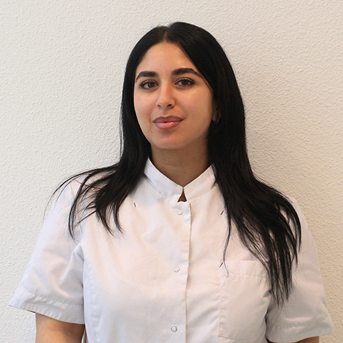 Aya, werkzaam bij Tandheelkundig Centrum Nederland, lachend