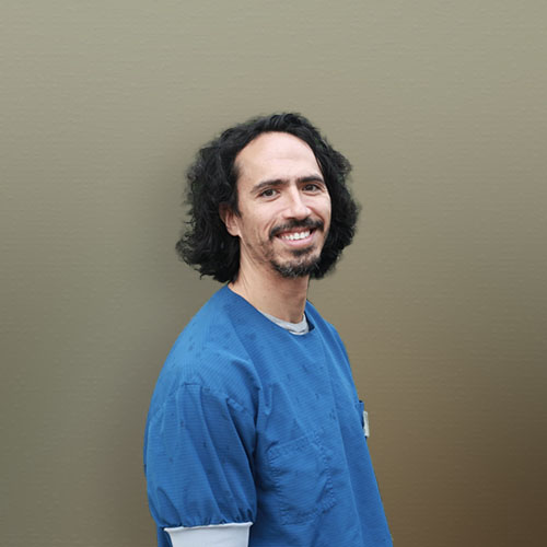 Zefanja, werkzaam bij Tandheelkundig Centrum Nederland, lachend