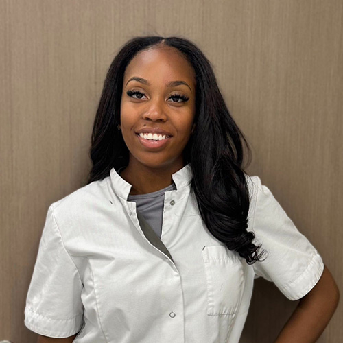 Chayenne, werkzaam bij Tandheelkundig Centrum Nederland, lachend