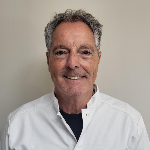 Matthieu, werkzaam bij Tandheelkundig Centrum Nederland, lachend in witte werkjas