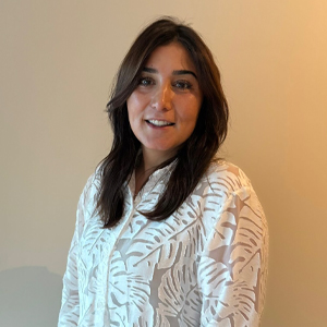 Sibel, werkzaam bij Tandheelkundig Centrum Nederland, lachend
