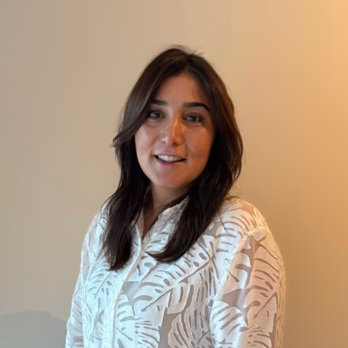 Sibel, werkzaam bij Tandheelkundig Centrum Nederland, lachend