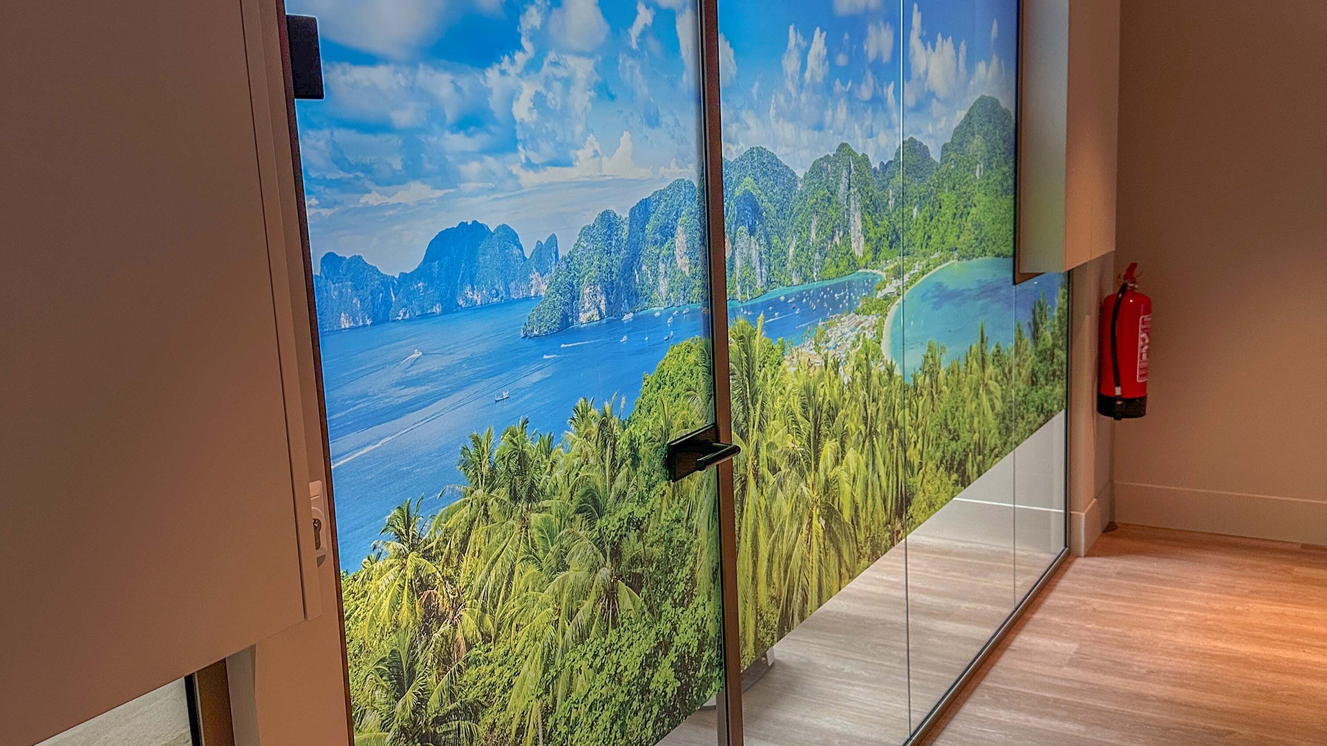 Raamdecoratie op wand in hal van TCN Beverwijk
