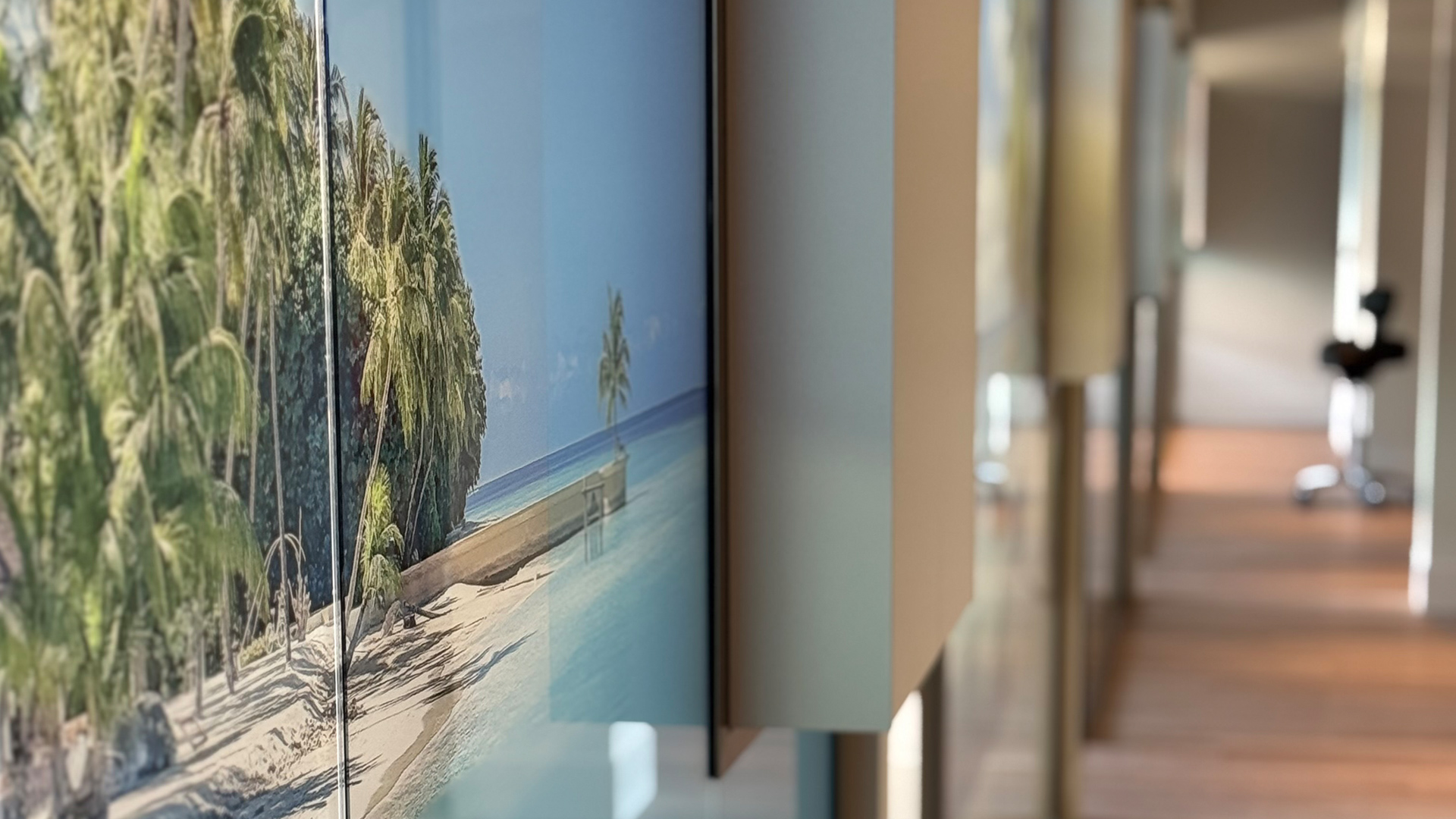 Gang met behandelkamers en strandwanddecoratie bij Tandarts Beverwijk