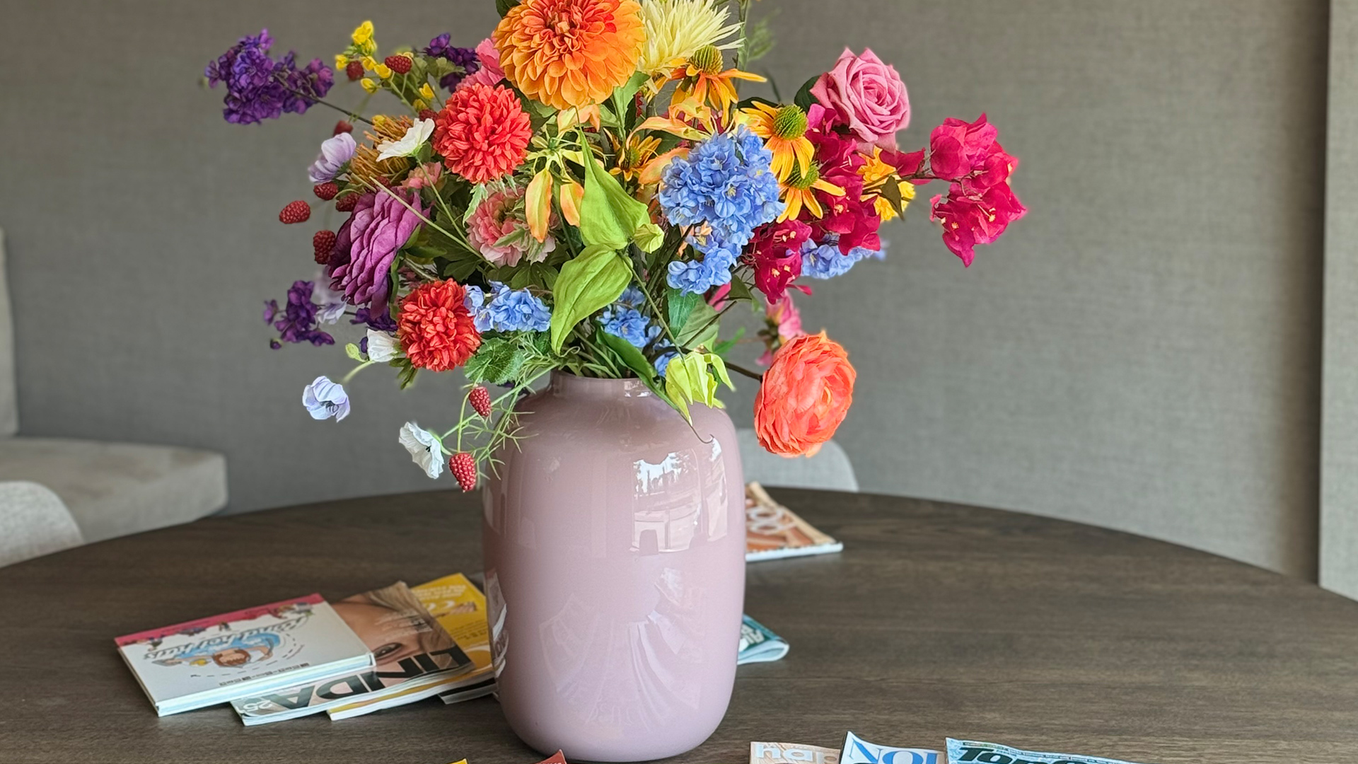 Wachtkamer van Tandarts Beverwijk met kleurrijke bloemenvaas op tafel