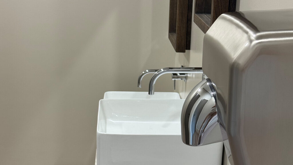 Moderne wastafel met handendroger in Tandarts Beverwijk