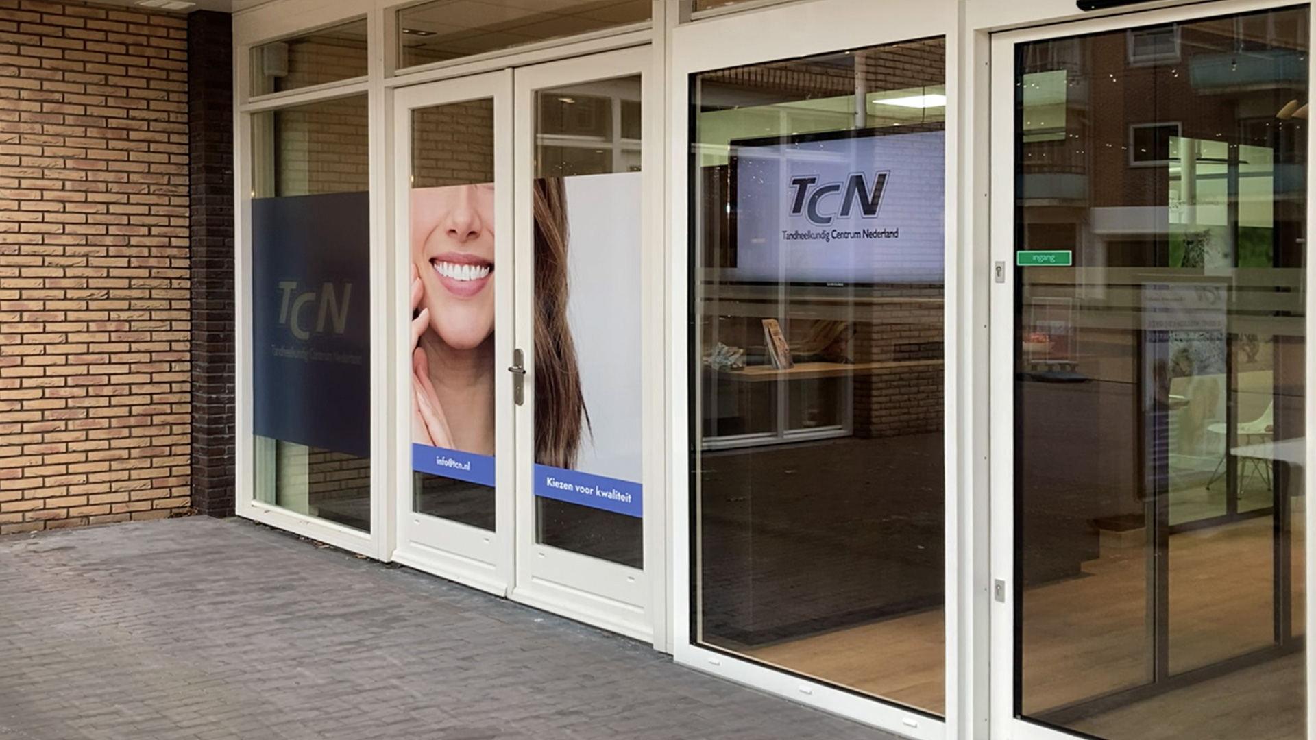 Voorkant van het pand van Tandarts Castricum met TCN logo