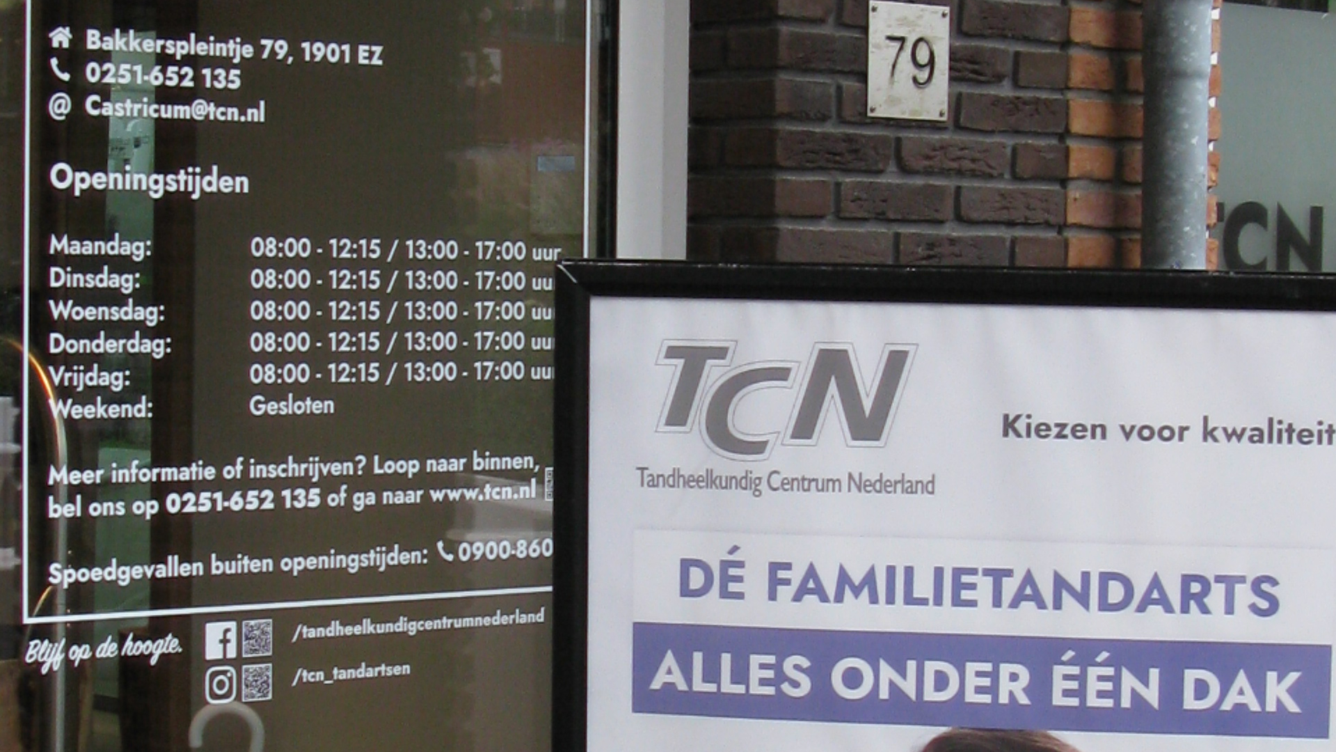 Stoepbord met TCN-logo en openingstijden bij Tandarts Castricum