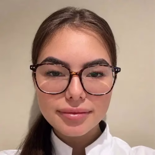 Jaimylee, working at Dental Center Netherlands, smiling