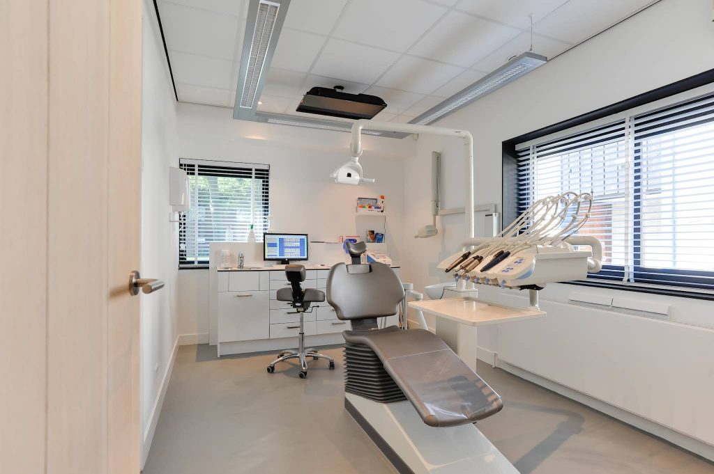 Moderne behandelkamer met instrumentarium bij Tandheelkundig Centrum Nederland in Heerhugowaard