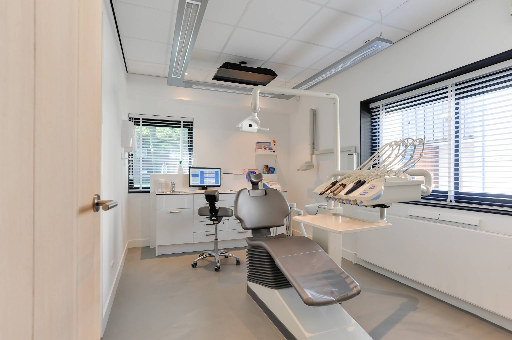 Moderne behandelkamer met instrumentarium bij Tandheelkundig Centrum Nederland in Heerhugowaard