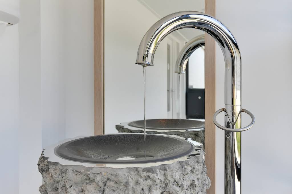 Moderne designwasbak met stromend water bij Tandheelkundig Centrum Nederland in Heerhugowaard