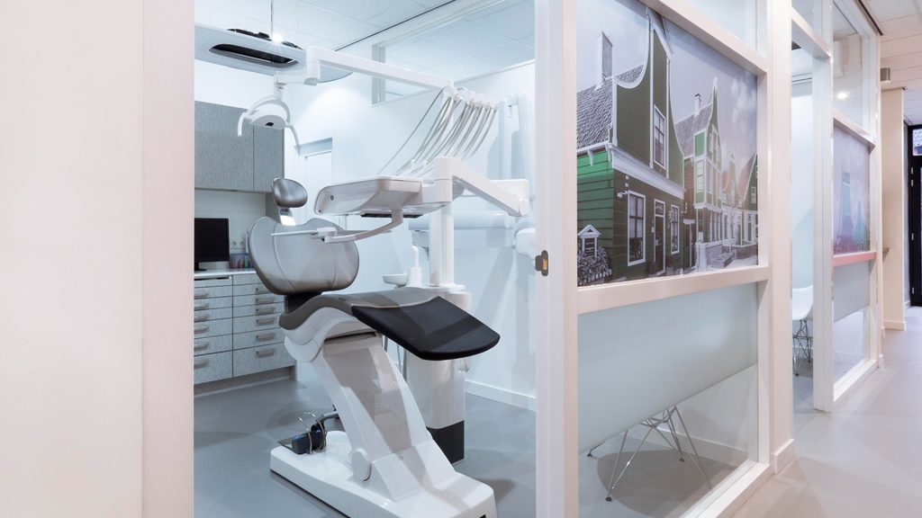 Behandelkamer bij Tandarts Westzaan met moderne tandartsstoel en wanddecoratie