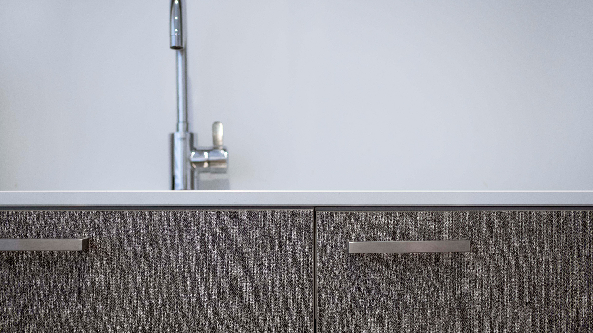 Wastafel met modern meubel in rustruimte van Tandarts Westzaan