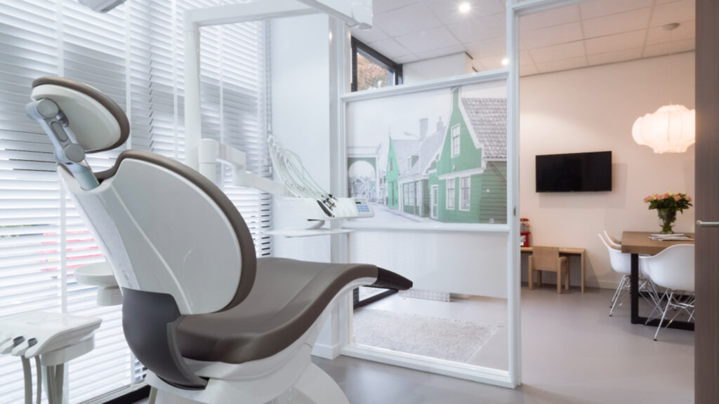 Behandelstoel in moderne behandelkamer van Tandarts Westzaan met Zaanse wanddecoratie
