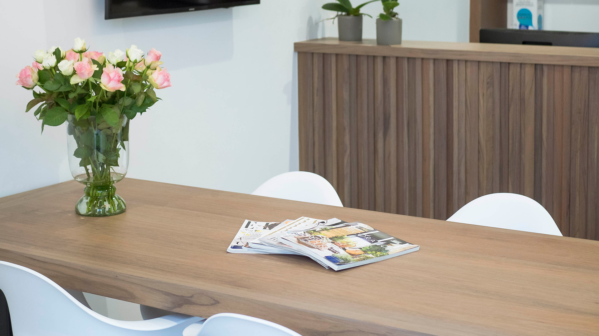 Wachtkamer van Tandarts Westzaan met bloemen en tijdschriften op tafel