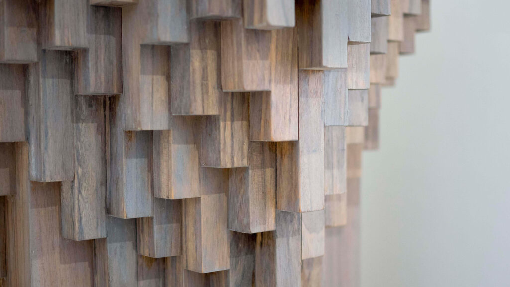 Close-up van houten decoratiepatroon van wasbak in Tandarts Westzaan