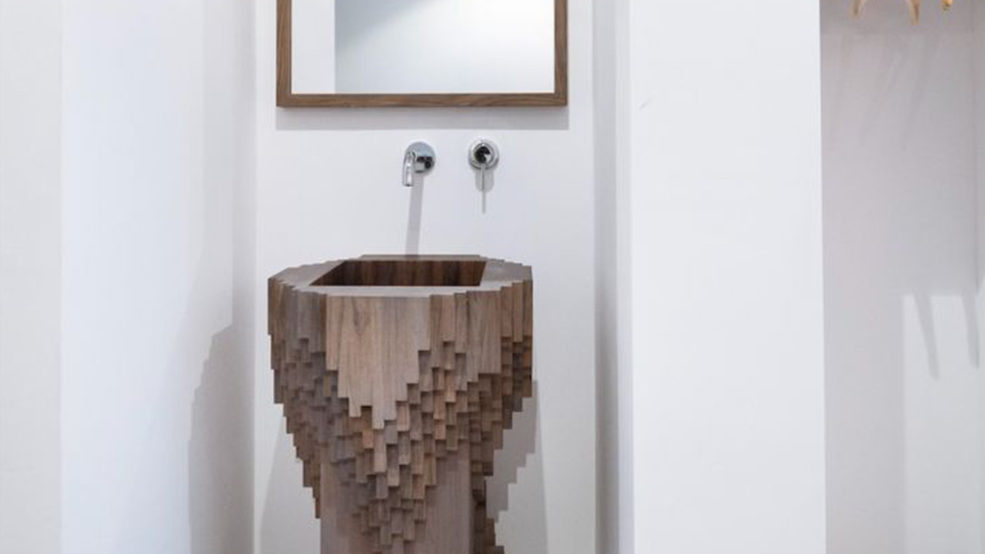 Houten wasbak met spiegel in minimalistische wasruimte van Tandarts Westzaan