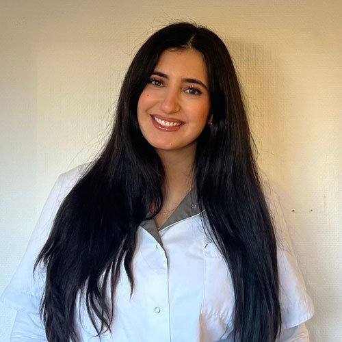 Shabnam, werkzaam bij Tandheelkundig Centrum Nederland, lachend