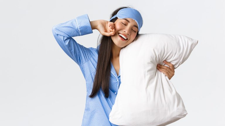 Patiënt in pyjama poseert voor narcose tandartsbehandeling