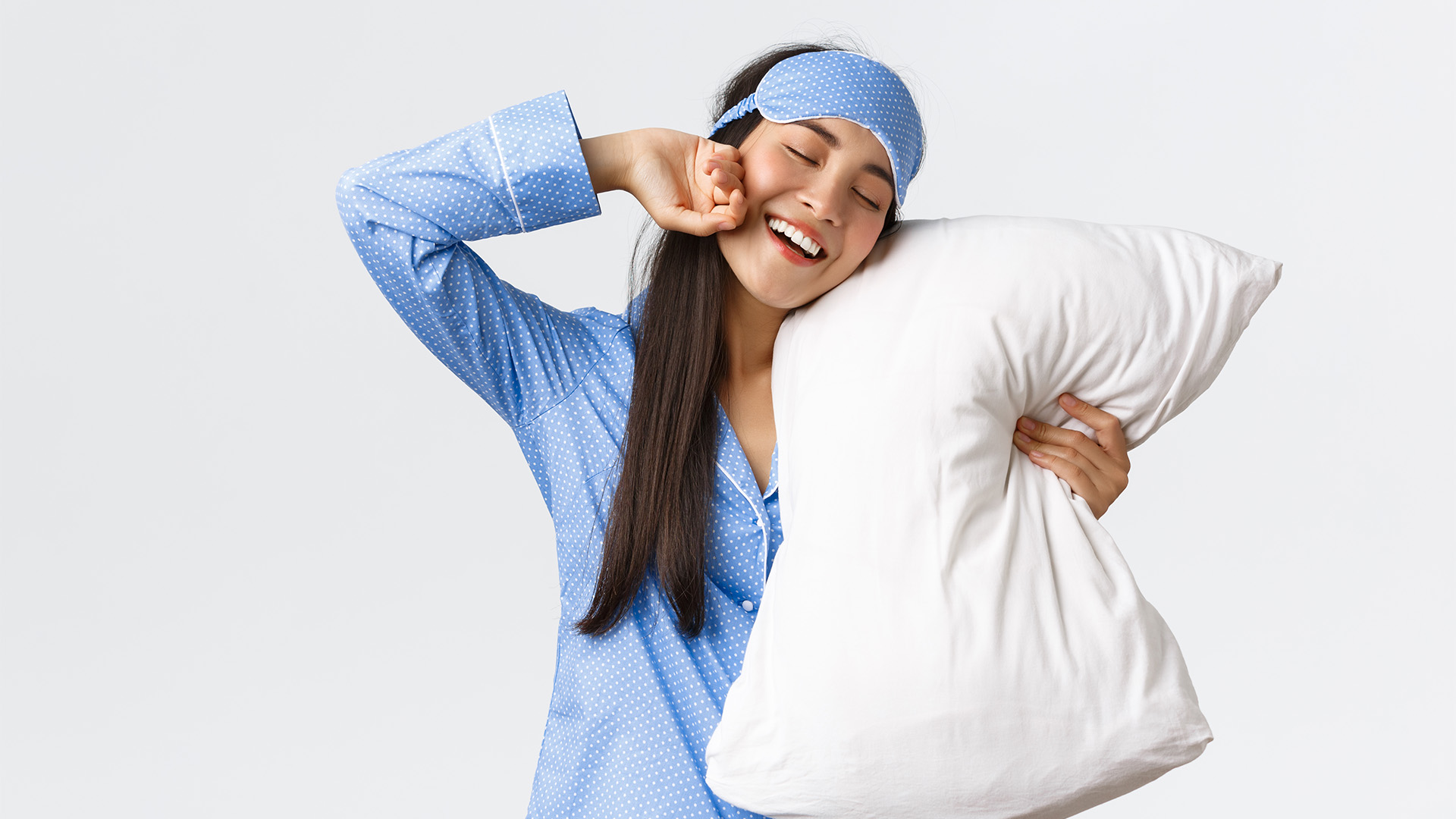 Patiënt in pyjama poseert voor narcose tandartsbehandeling