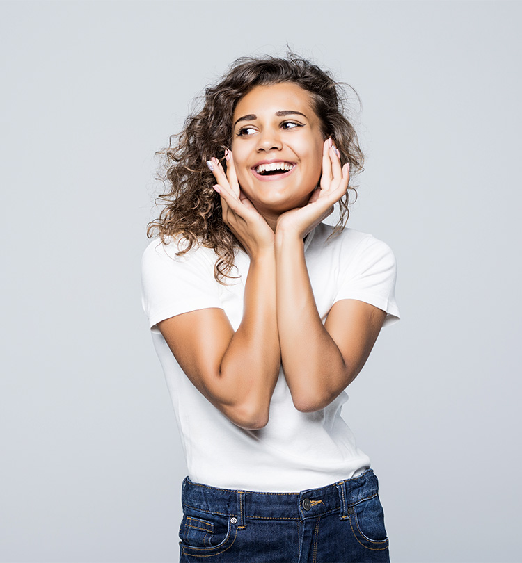 Blije jonge vrouw met een mooie glimlach, illustratie voor kosten van implantaten – Tandheelkundig Centrum Nederland