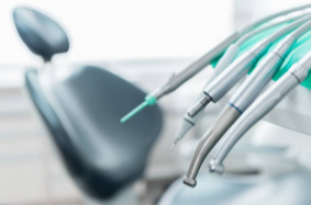 Close-up van tandartsinstrumenten in behandelkamer