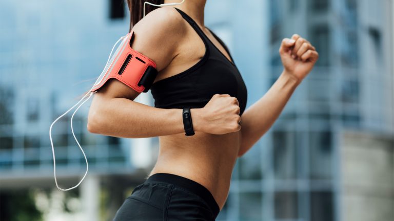 Vrouw aan het hardlopen – link tussen mondgezondheid en sportprestaties