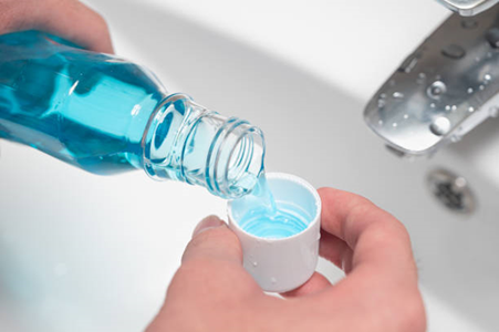 Mondwater gebruiken als onderdeel van mondverzorging bij Tandheelkundig Centrum Nederland