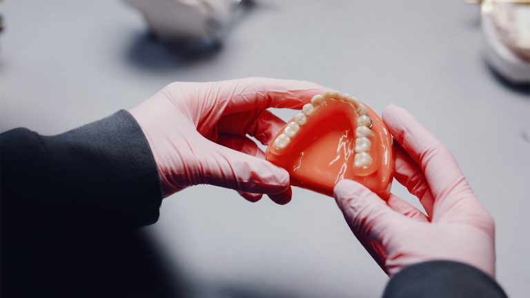 Tandarts toont immediaatprothese in behandelruimte – Tandheelkundig Centrum Nederland