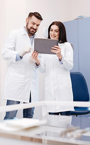 Tandartsen voeren medisch onderzoek uit voor narcosebehandeling bij Tandheelkundig Centrum Nederland in Haarlem