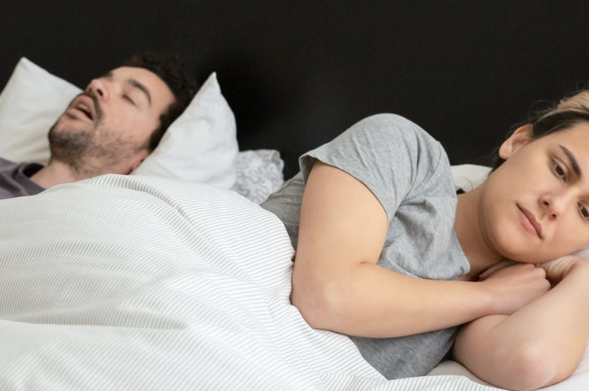 Snurkende man en partner die wakker ligt – advies en behandeling bij Tandheelkundig Centrum Nederland