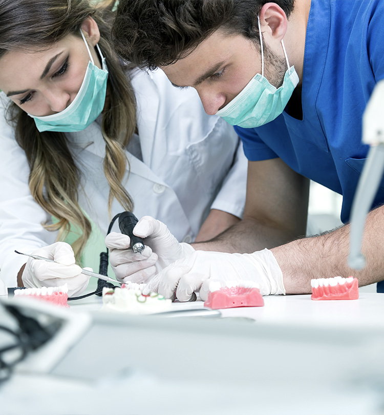 Tandtechnici voeren kleine reparaties uit aan gebitsprotheses in laboratorium van Tandheelkundig Centrum Nederland