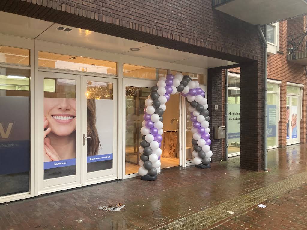 Ingang met ballonnenboog bij officiële opening van Tandheelkundig Centrum Nederland in Castricum