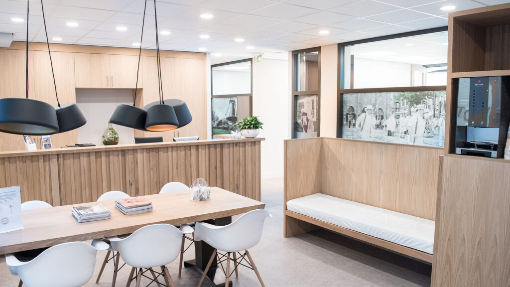 Wachtruimte en balie van Tandheelkundig Centrum Alkmaar Daalmeer