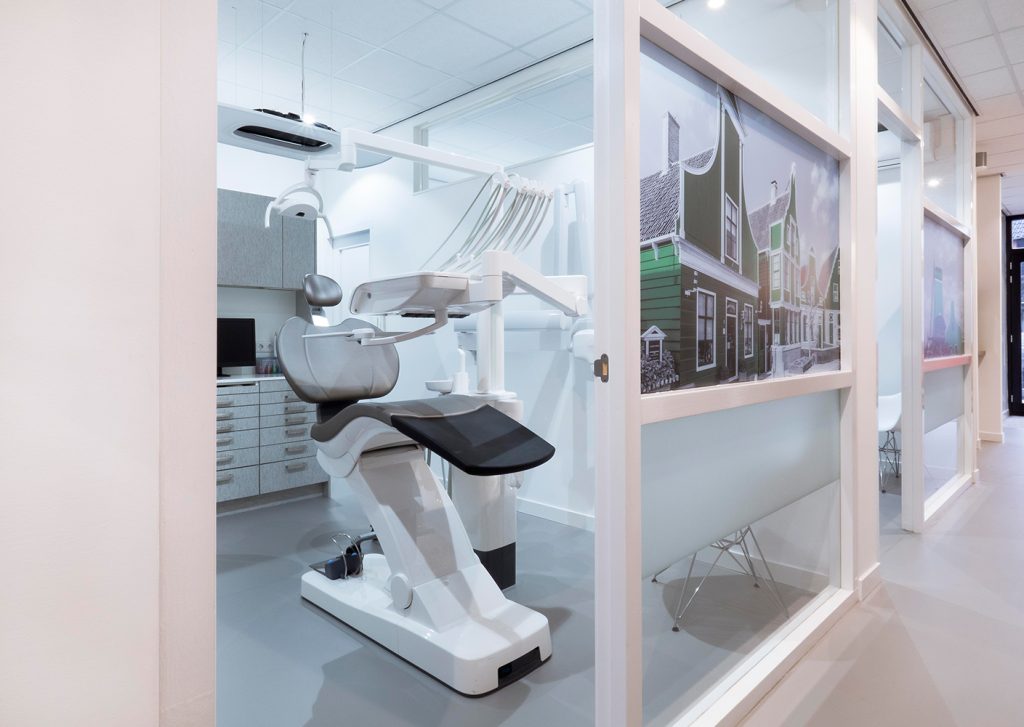 Behandelkamer bij Tandarts Westzaan met moderne tandartsstoel en wanddecoratie
