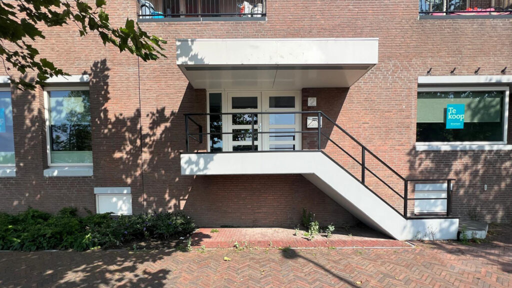 Ingang van Tandarts Beverwijk aan de buitenzijde van het pand