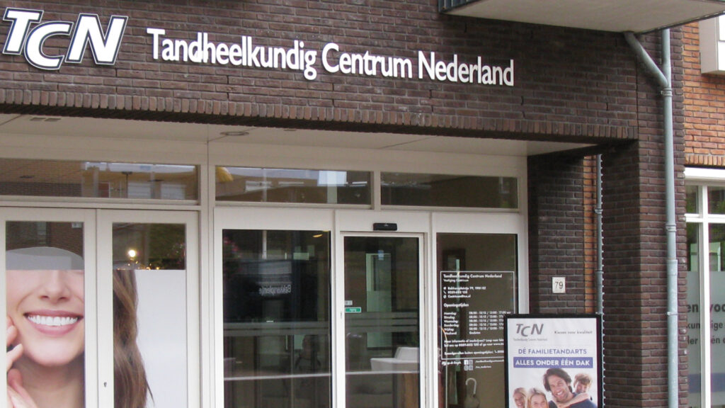 Ingang van Tandarts Castricum met TCN-logo en openingstijden
