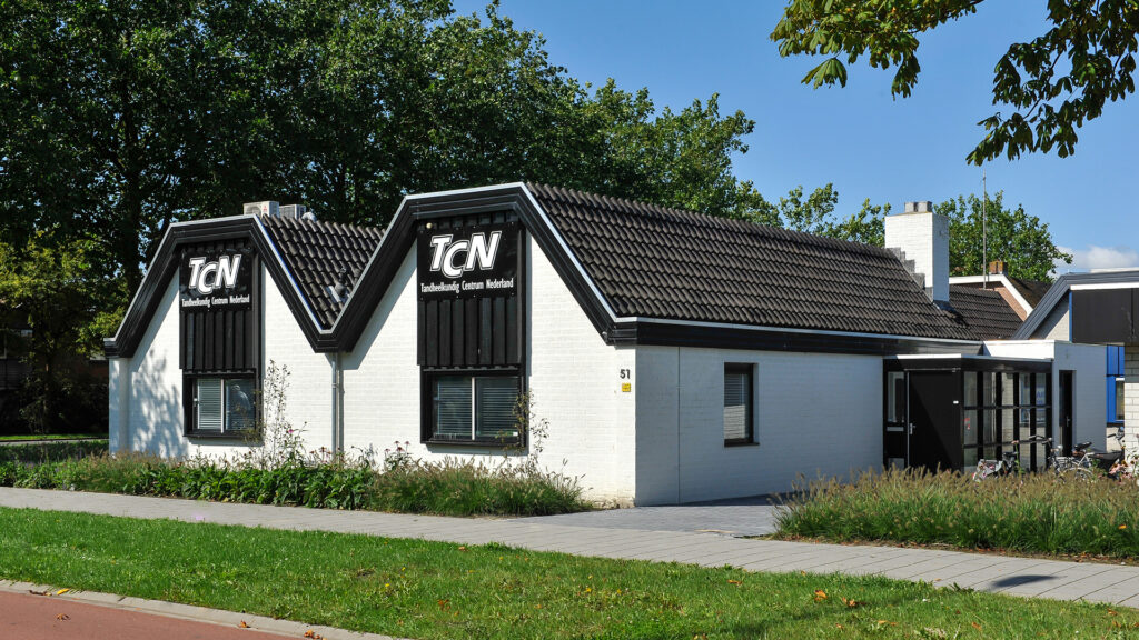 Vooraanzicht van het pand van Tandarts Heerhugowaard met TCN-logo en zwarte geveldetails