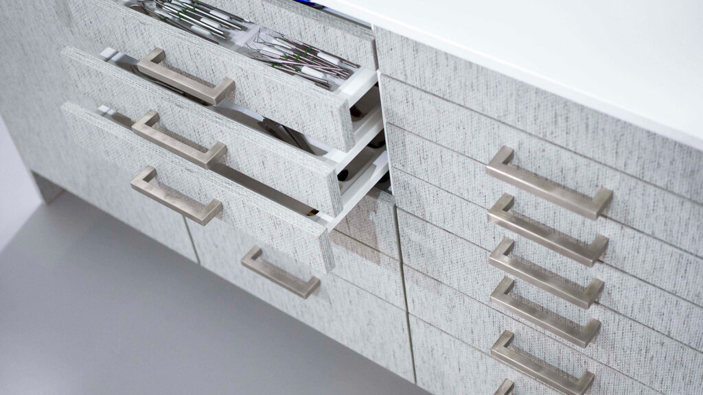 Open tandartslade met instrumenten in behandelruimte van Tandarts Westzaan