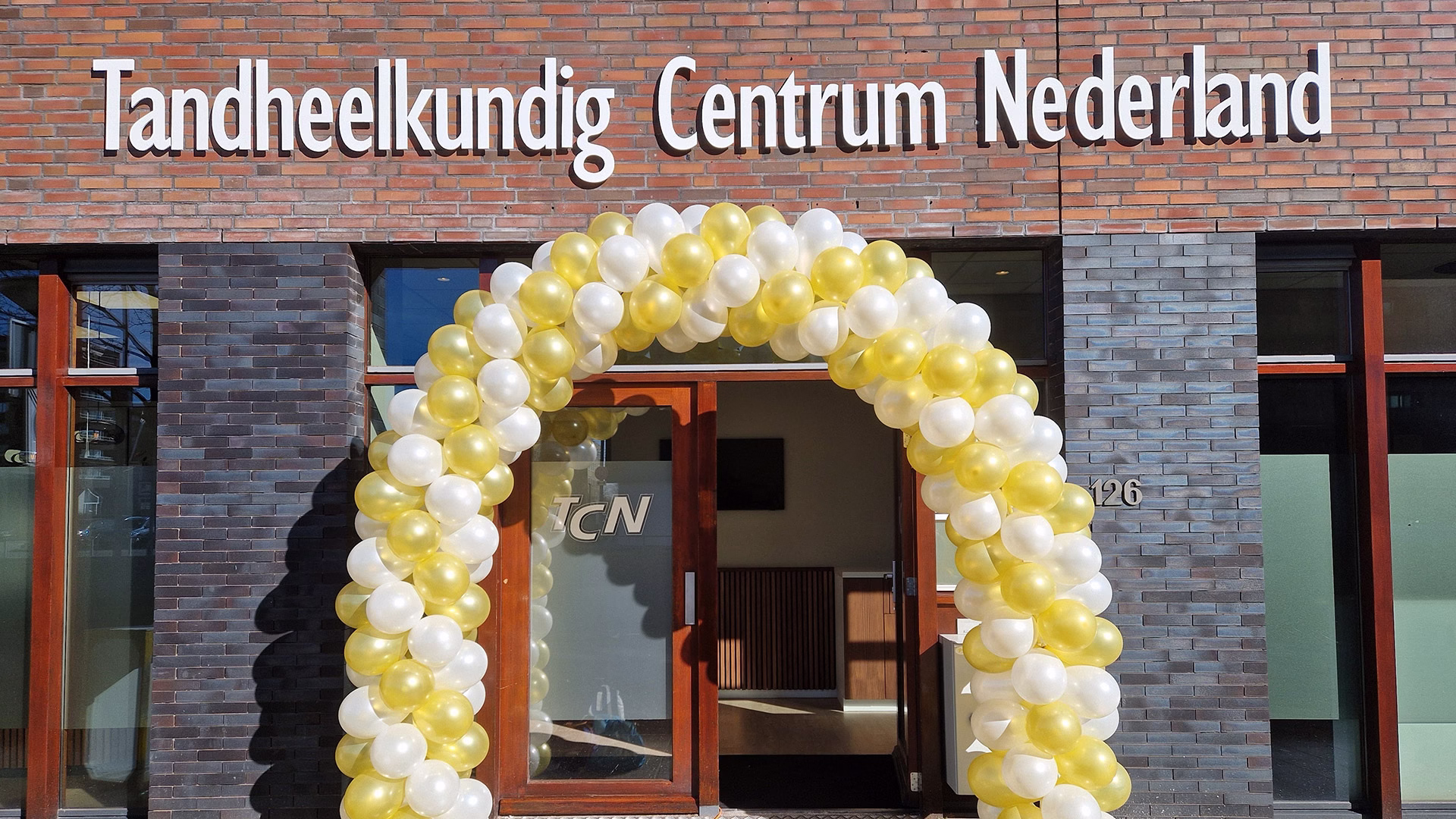 Front of Dentist Zaandam with balloon arch