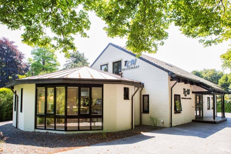 Buitenkant modern pand bij Tandheelkundig Centrum Nederland in Bergen