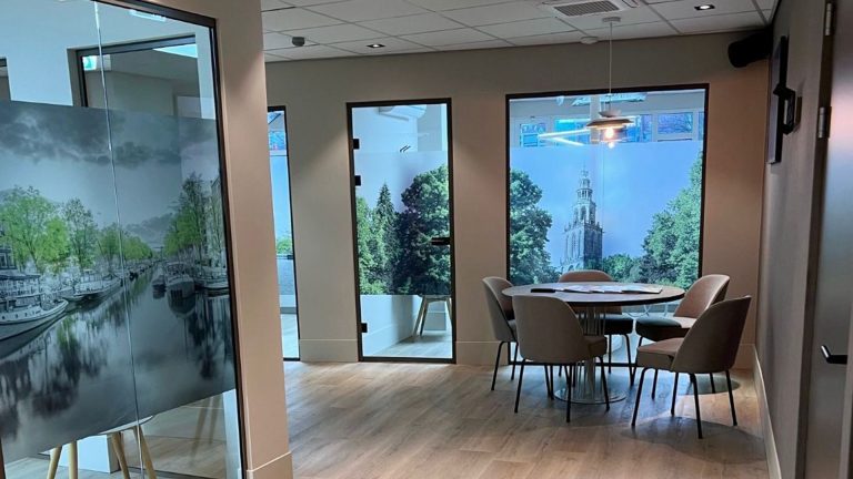 Hal en wachtruimte van TCN Haarlem met wanddecoratie